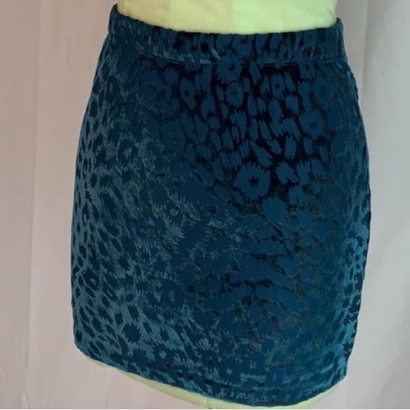 NWOT,‎ MUDD, Teal Velvet Leopard Print Stretch Body-con Elastic Waist Mini Skirt - Picture 3 of 3
